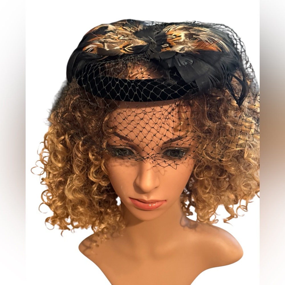 Fascinator Veil Vintage 1950’s Black Velvet Feathers Netting Pillbox Hat Church